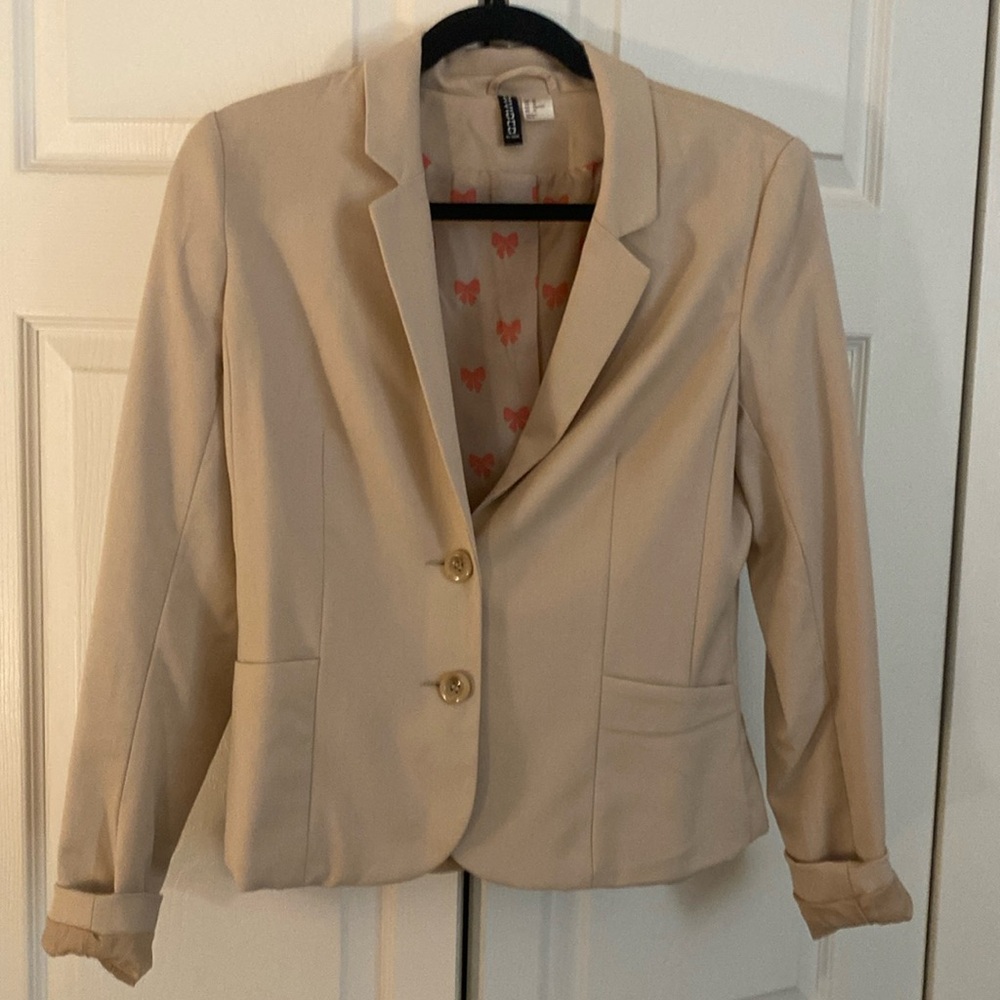 H&M size 10 cream blazer.
